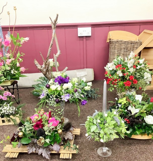 Flower arranging led by Lynne Christmas 2022 - photo 4